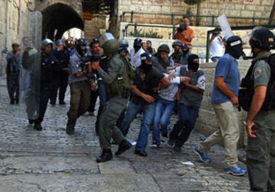 بحماية الشرطة.. عشرات المستوطنين يقتحمون باحات المسجد الأقصى
