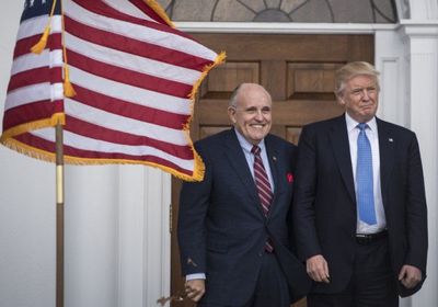 مواجهة بين محامية ترامب والقاضي خلال محاكمته