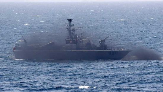 مسيّرة حوثية تستهدف سفينة أمريكية بخليج عدن