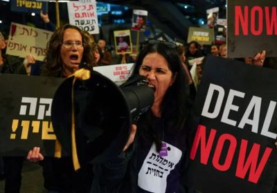 عائلات الأسرى الإسرائيليين تعتصم أمام منزل نتنياهو