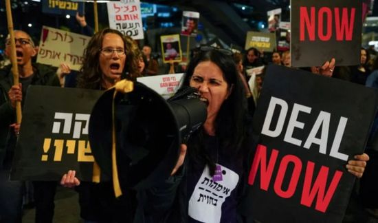 عائلات الأسرى الإسرائيليين تعتصم أمام منزل نتنياهو