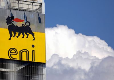 إيطاليا تبيع 4% من أسهم إيني لخفض ديونها