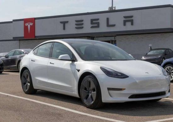 تسلا تخفض أسعار مركباتها في أوروبا بعد الصين
