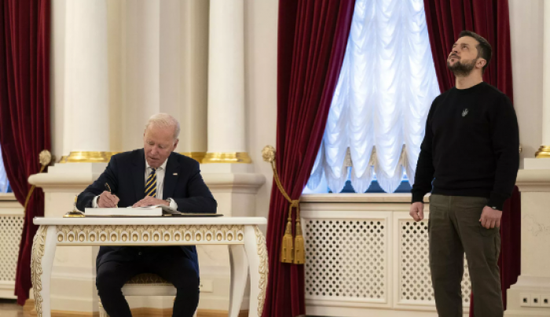 صحيفة أمريكية: رفض زيلينسكي التفاوض مع روسيا يعرقل الدعم الغربي لكييف