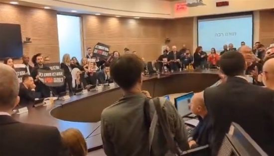 محتجون يقتحمون البرلمان الإسرائيلي