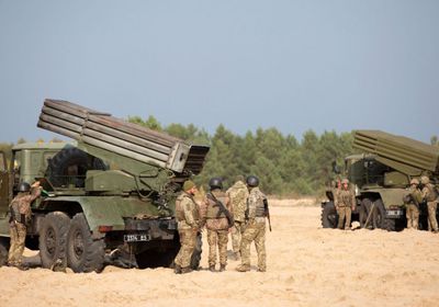 الأوكرانيون ينتقلون بين الصواريخ ومتابعة مباراة كوستيوك