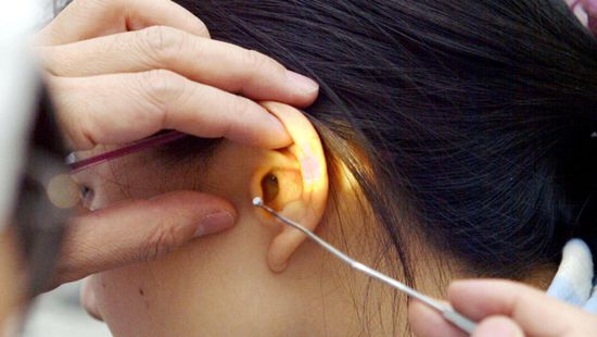 شركة تبتكر علاجا جينيا يعيد السمع لطفل أصم في أمريكا