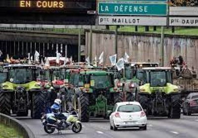 مزارعون فرنسيون يتوعدون بحصار باريس