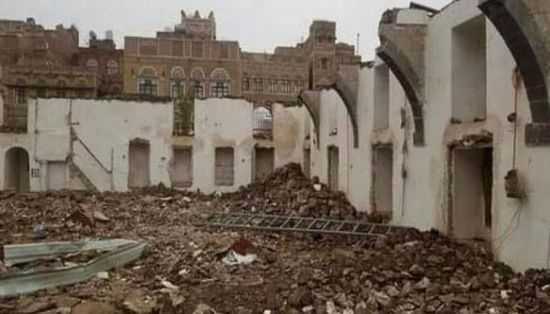 بسلاح نهب الأراضي.. فساد الحوثيين ينتهك حرمات بيوت الله