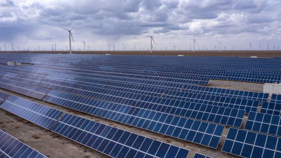 الصين تحقق نموًا قياسيًا بتوليد الطاقة الشمسية والرياح 2023
