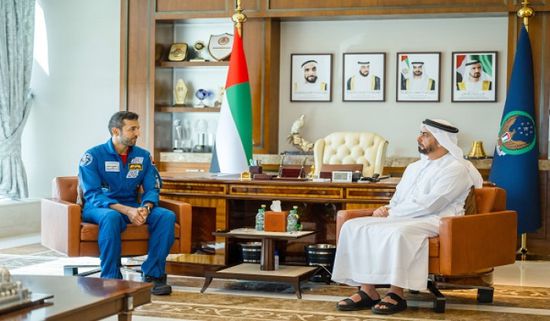 وزير الداخلية الإماراتي يلتقي سلطان النيادي وفريق عمل "طموح زايد 2"