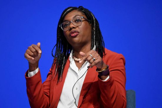 وزيرة التجارة البريطانية تقيل رئيس "بوست أوفيس" 