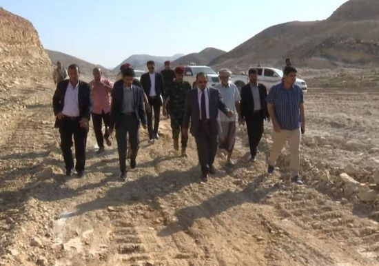 محافظ حضرموت يطمئن على سير مشروع طريق "الغليلة - المقلب - امبيخة"