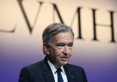 برنارد أرنو يتفوق على إيلون ماسك ويصبح أغنى رجل بالعالم