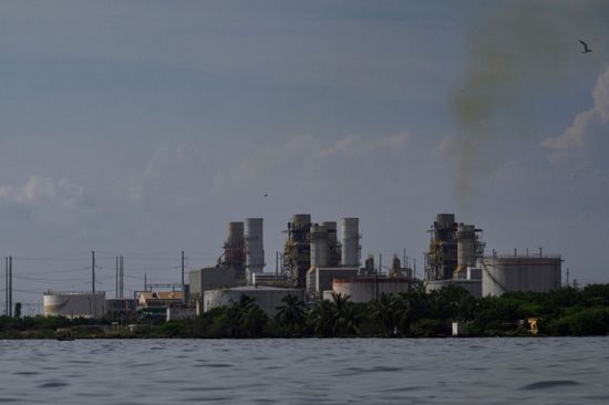 فنزويلا تواجه خطر انهيار إنتاجها النفطي بسبب العقوبات