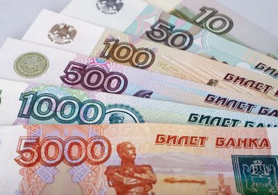 الدولار واليورو واليوان يرتفعون أمام الروبل في بورصة موسكو