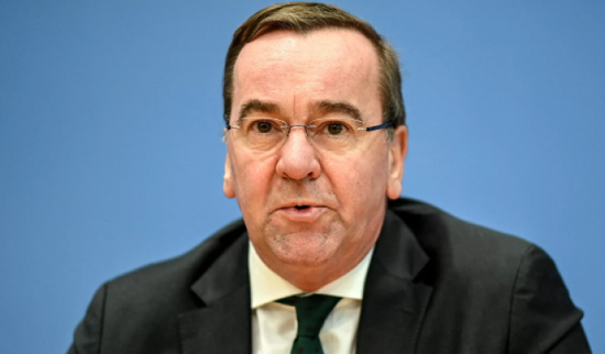 صحيفة: وزير الدفاع الألماني فقد الثقة في موظفيه