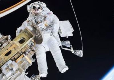 رائد فضاء روسي يحطم الرقم القياسي للبقاء خارج الأرض