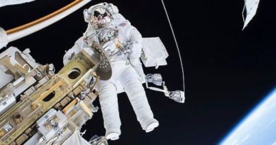 رائد فضاء روسي يحطم الرقم القياسي للبقاء خارج الأرض