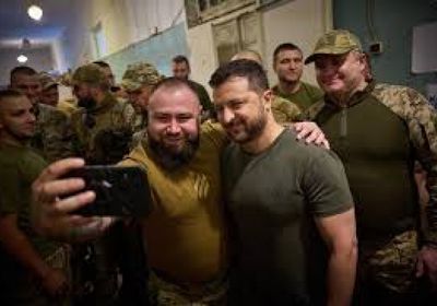 زيلينسكي يزور بلدة روبوتين على الجبهة الجنوبية