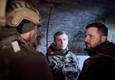 زيلينسكي يزور قواته على الجبهة وسط تكهنات بإقالة قائد الجيش