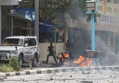 مصرع وإصابة 25 شخصاً جراء انفجار في سوق شعبي بمقديشو