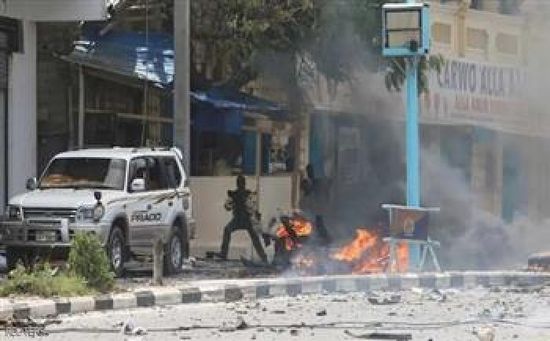 مصرع وإصابة 25 شخصاً جراء انفجار في سوق شعبي بمقديشو