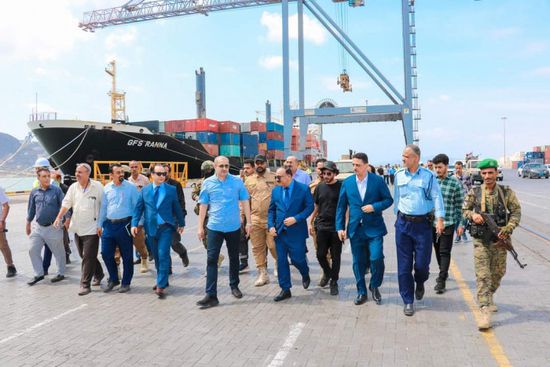 استقبل 26 سفينة بشهرين.. وزير النقل: تسهيلات للمتعاملين بميناء عدن
