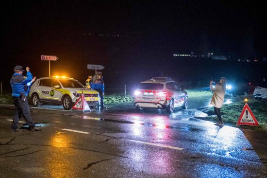 الشرطة السويسرية تقتل رجلا احتجز رهائن داخل قطار