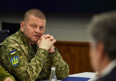 بعد إعفائه من منصبه.. زيلينسكي يمنح قائد الجيش السابق لقب "بطل أوكرانيا"