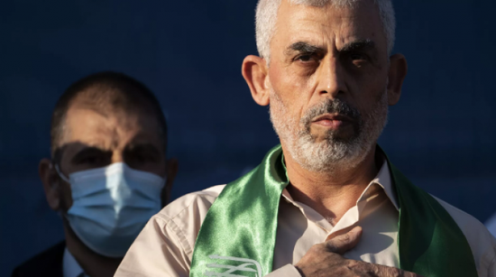 صحيفة إسرائيلية تؤكد: انقطاع الاتصال بين السنوار وقيادة حماس بالخارج