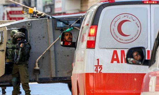 قوات الاحتلال تعتقل عددًا من طواقم الهلال الأحمر