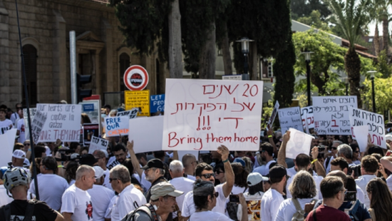 أهالي الأسرى الإسرائيليين يطالبون بصفقة فوراً مع حماس لتبادل الرهائن