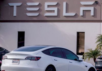 "تسلا" تنهي سلسلة مكاسب على تراجع