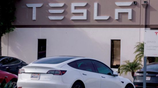 "تسلا" تنهي سلسلة مكاسب على تراجع