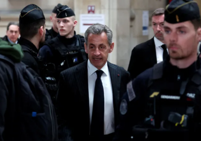 محكمة تقضي بسجن الرئيس الفرنسي الأسبق لمدة عام