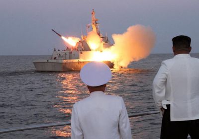 كيم يشرف على تجربة اختبار صاروخ أرض بحر جديد