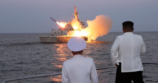 كيم يشرف على تجربة اختبار صاروخ أرض بحر جديد