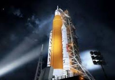 إقلاع صاروخ ينقل مركبة أمريكية إلى القمر 