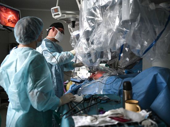 جراحون يتحكمون بروبوت جراحي في الفضاء