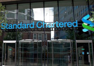 "ستاندرد تشارترد" يدرس إعادة هيكلة أعماله المصرفية للمؤسسات