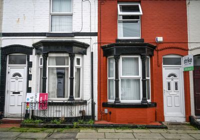 تراجع أسعار المنازل وارتفاع تكاليف الإيجار في المملكة المتحدة
