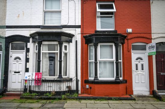 تراجع أسعار المنازل وارتفاع تكاليف الإيجار في المملكة المتحدة