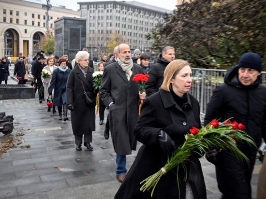 السفيرة الأميركية في موسكو تقصد مزارا أقيم لنافالني