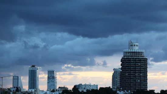 إسرائيل تغرق في الظلام