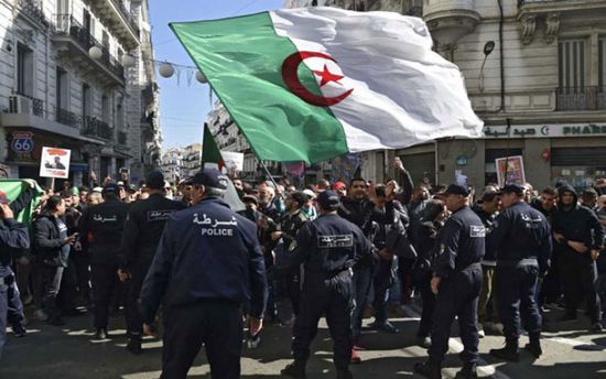 العفو الدولية تطالب الجزائر بالإفراج عن معتقلي الحراك