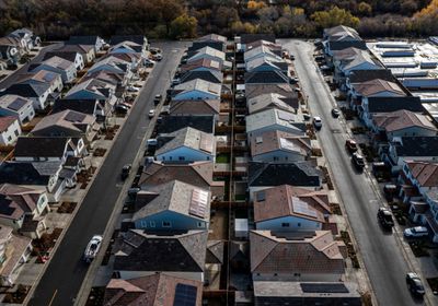 مبيعات المنازل القائمة بأمريكا تتحسن مع انخفاض الفائدة