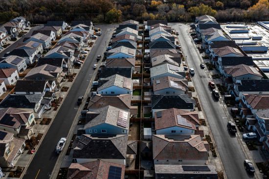 مبيعات المنازل القائمة بأمريكا تتحسن مع انخفاض الفائدة