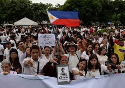 فيليبينيون يتظاهرون في ذكرى إطاحة ماركوس