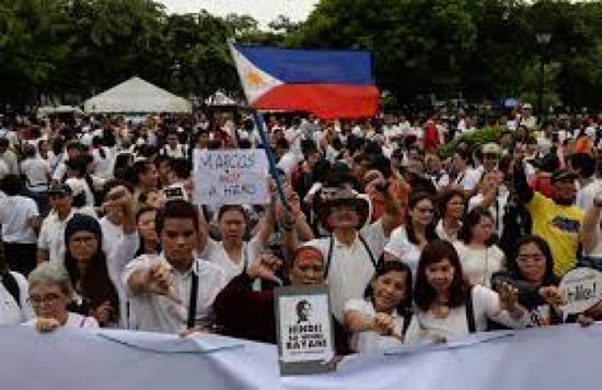 فيليبينيون يتظاهرون في ذكرى إطاحة ماركوس